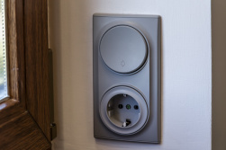 Розетки и выключатели в откосах: плюсы и минусы