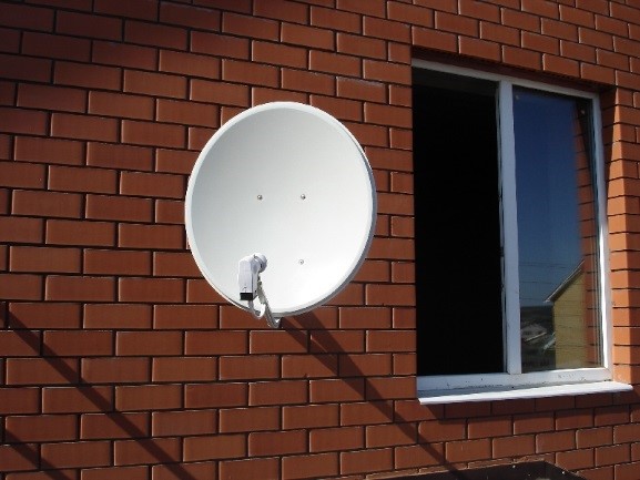 Телевизионная антенна на крыше многоквартирного дома Телевизионная антенна на крыше многоквартирного дома